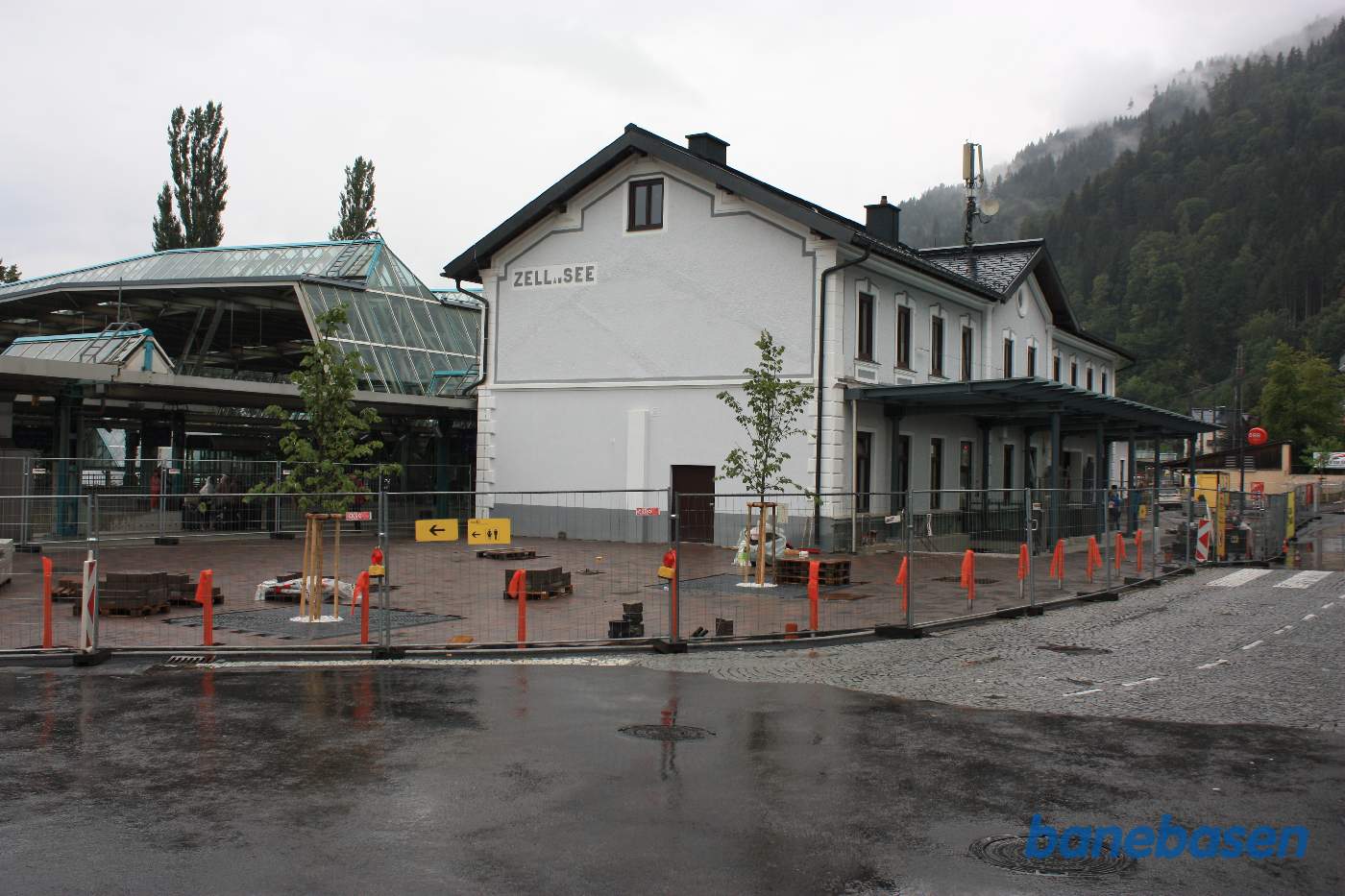 Stationsbygningen set fra vejen
