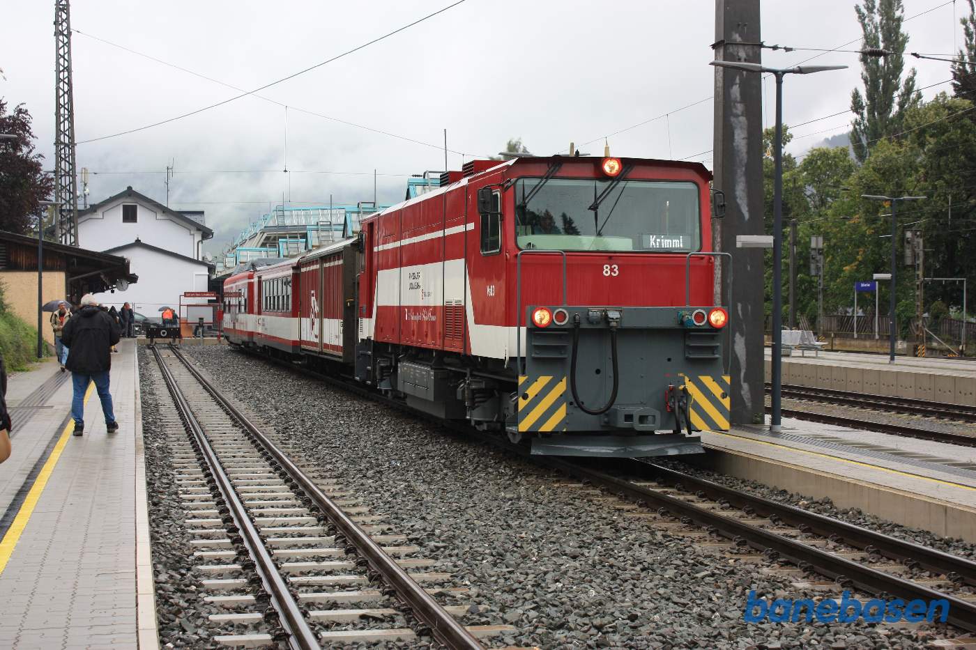 Et smalspors lokaltog til Krimml holder ved perron