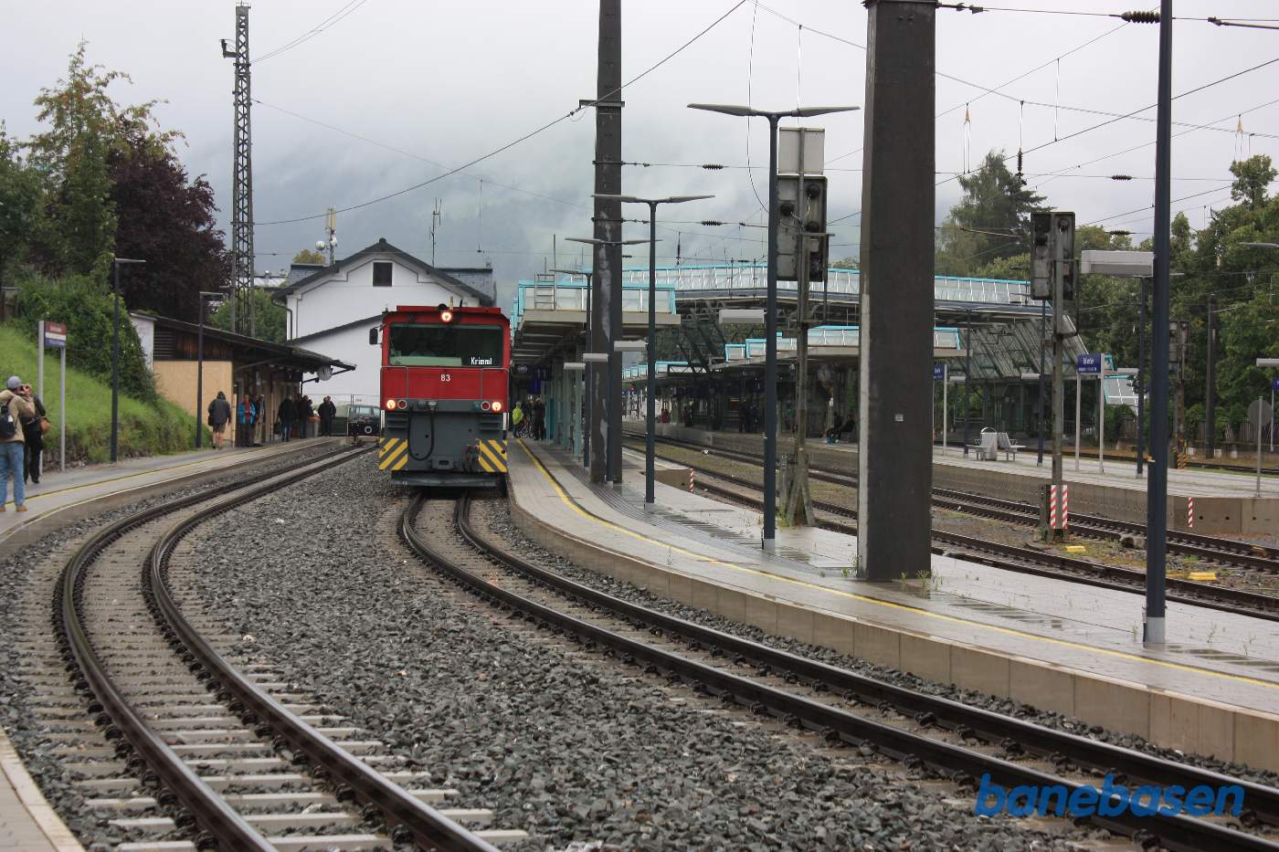 Et smalspors lokaltog til Krimml holder ved perron