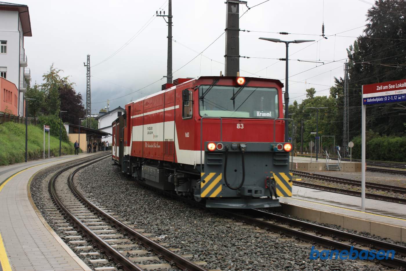 Et smalspors lokaltog til Krimml triller ud af stationen