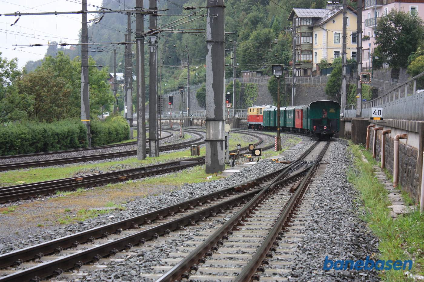 Et smalspors lokaltog til Krimml triller ud af stationen