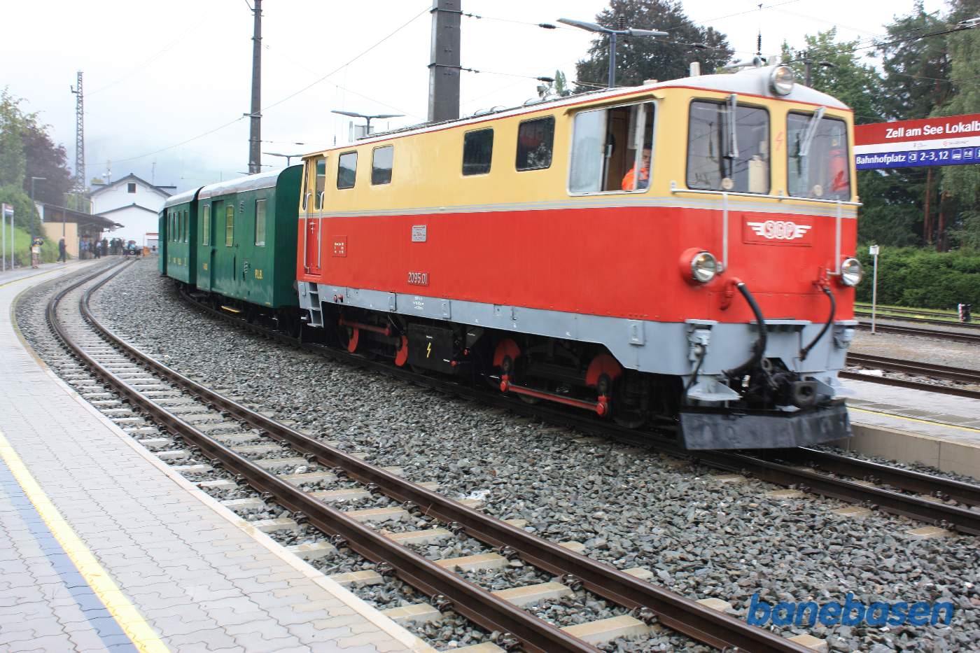 Et smalspors lokaltog holder ved perron