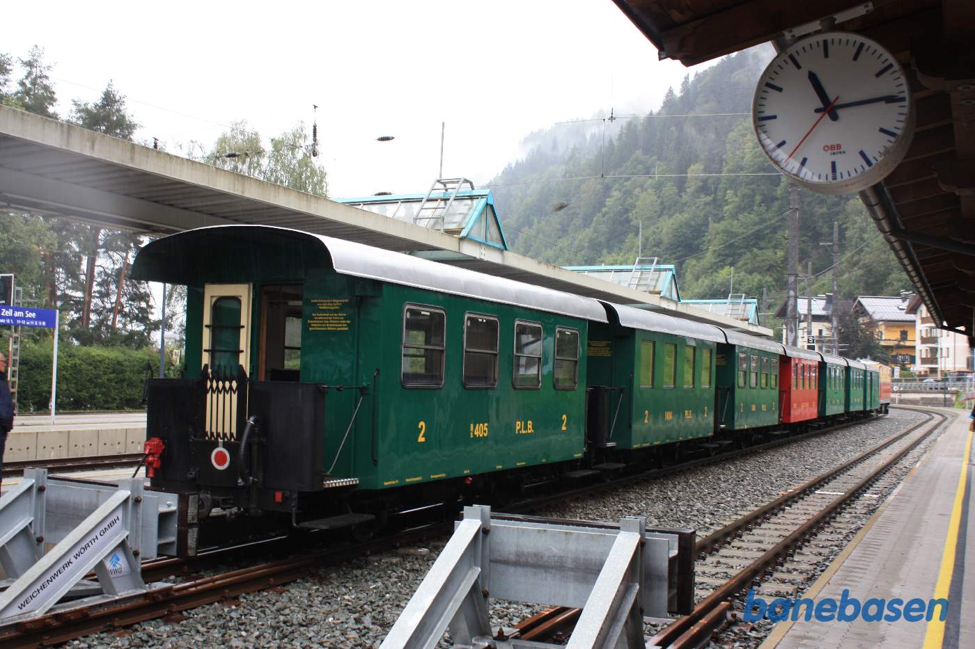 Et smalspors lokaltog holder ved perron