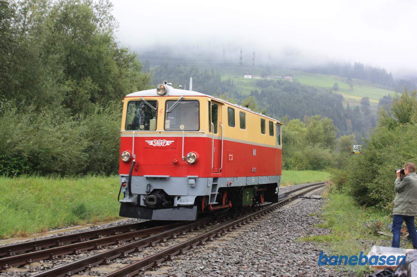 Lokomotivet triller rundt om vognene