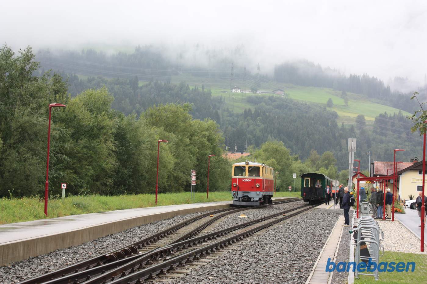 Nu hvor motorvognen er kørt, kan rangeringen med lokomotivet fortsætte