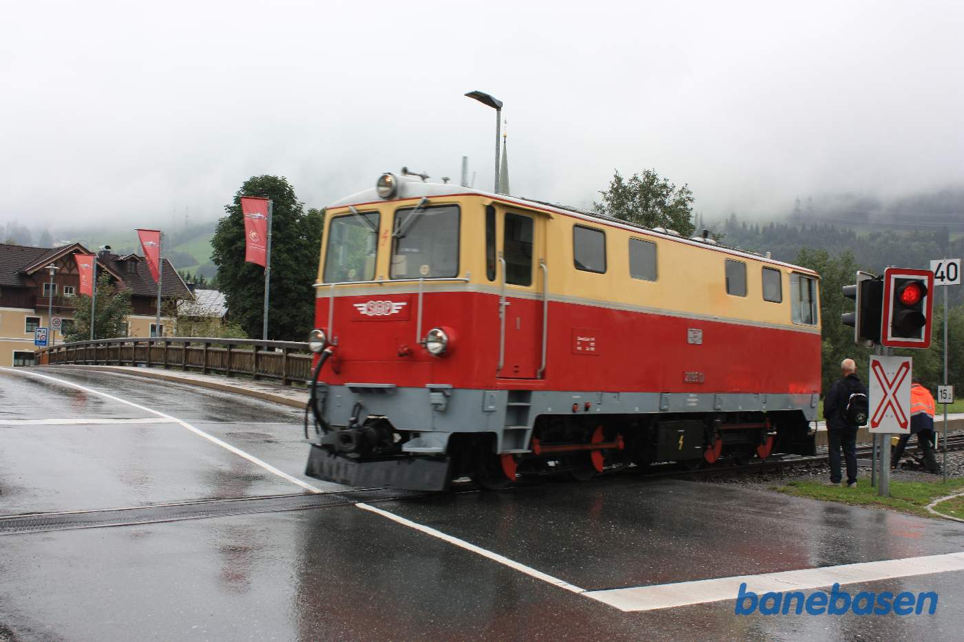 Lokomotivet er kørt ud på vejen i overkørslen