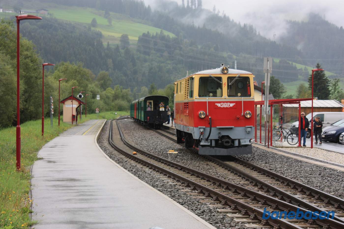 Lokomotivet er på vej ned mod vognene