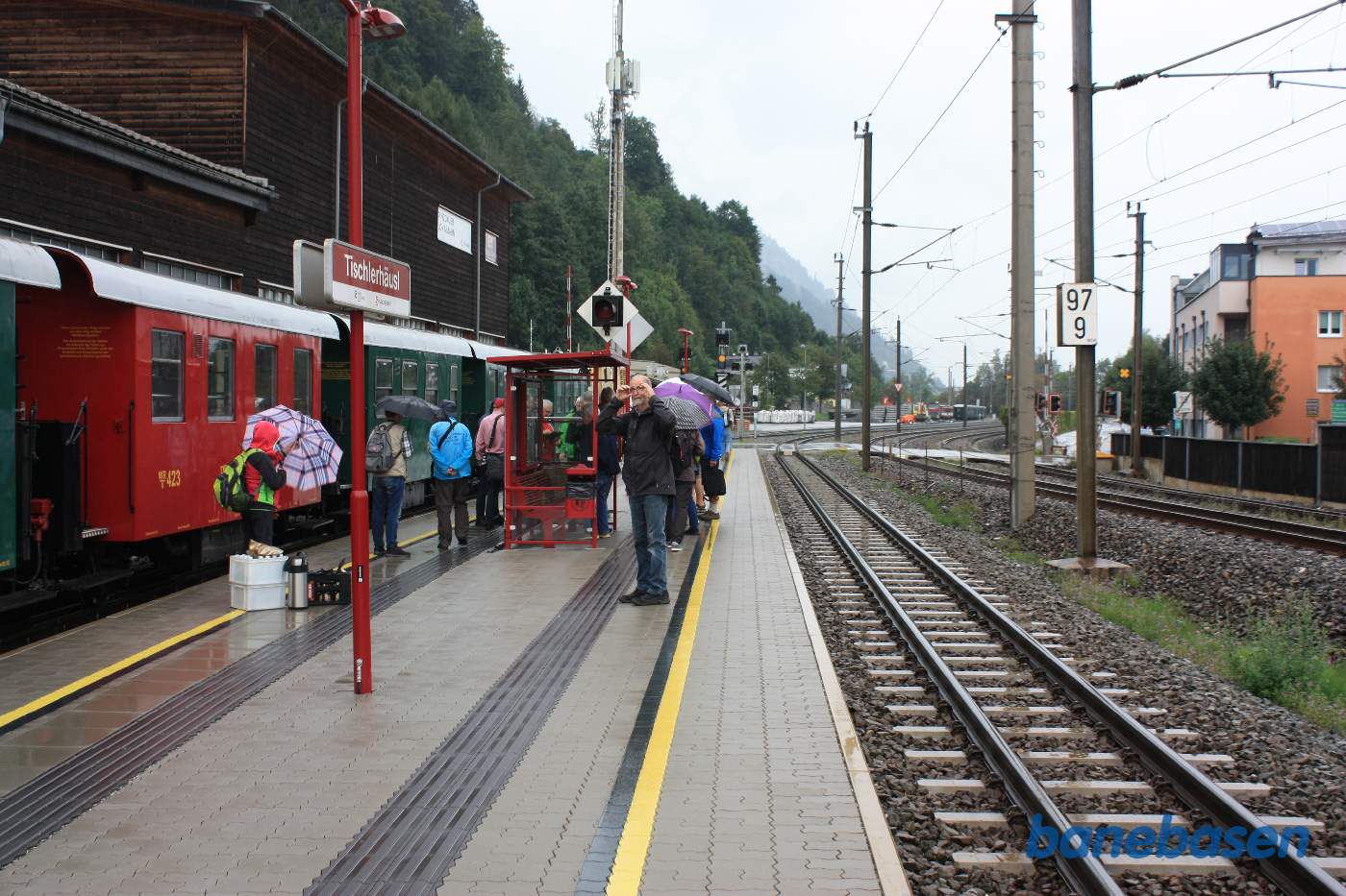 Toget er ankommet til Schüttdorf-Tischlerhäusl og alle stiger ud, vi skal se værkstederne