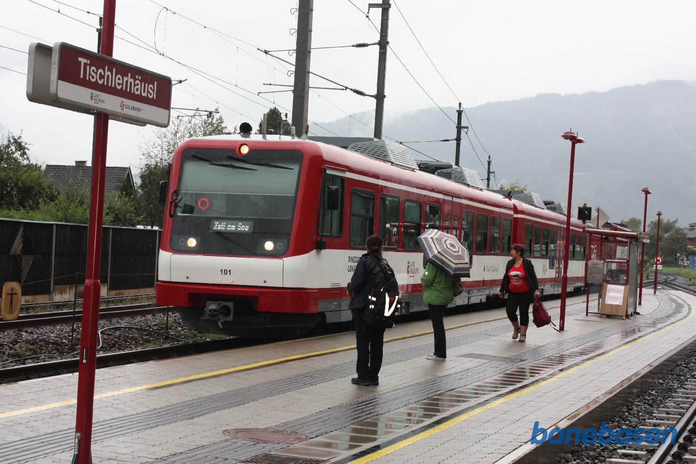 Et lokaltog mod Zell am See kører til perron