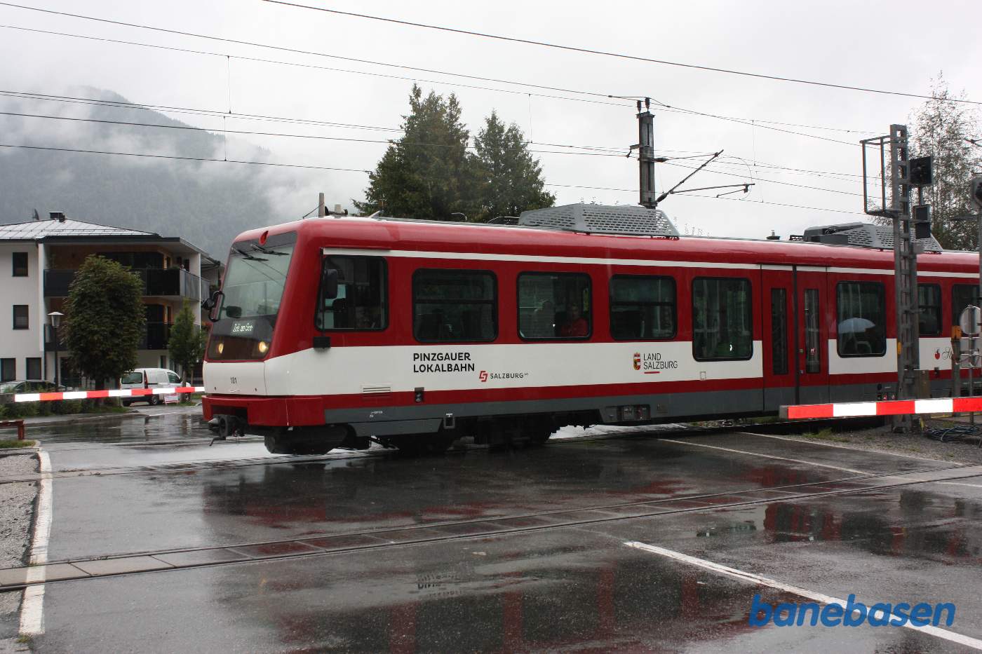 Et lokaltog mod Zell am See kører over vejen og videre mod Zell am See