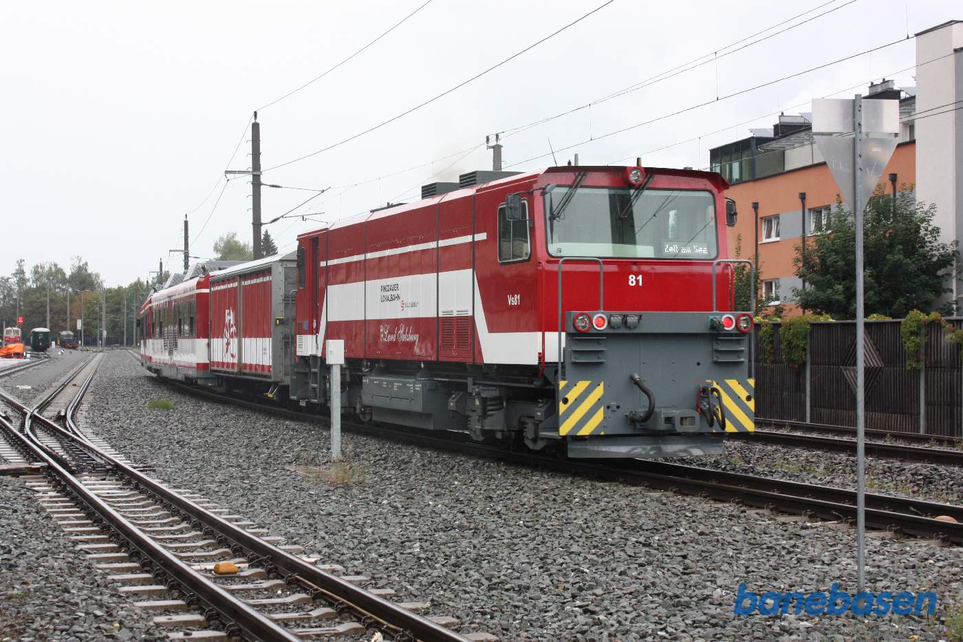 Et lokaltog mod Zell am See kører videre mod Zell am See