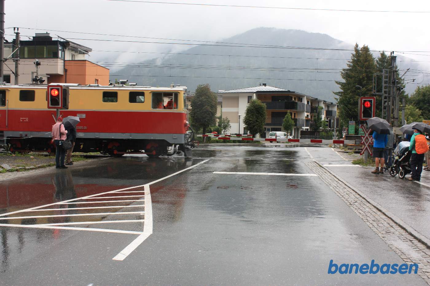 Diesellokomotivet rangerer over vejen