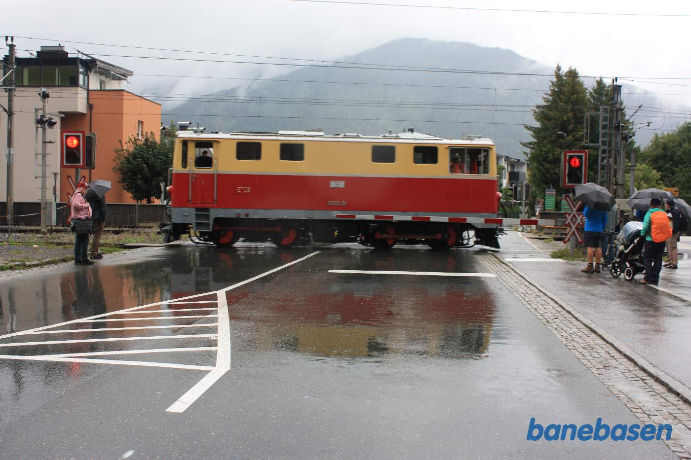 Diesellokomotivet rangerer over vejen