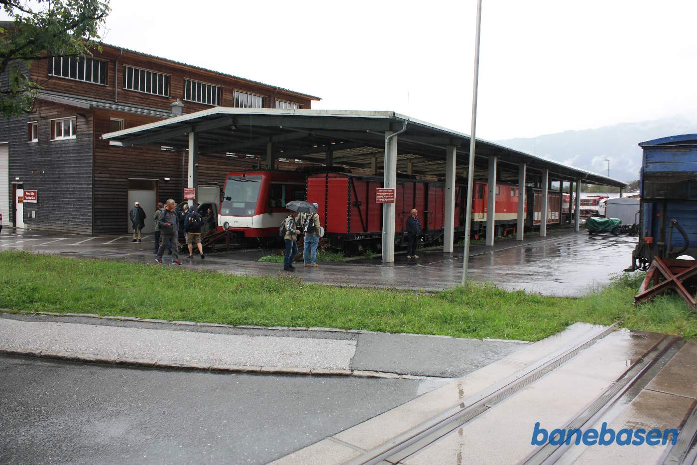 Gæsterne på vej ind på maskindepotet, hvor der er guided rundvisning