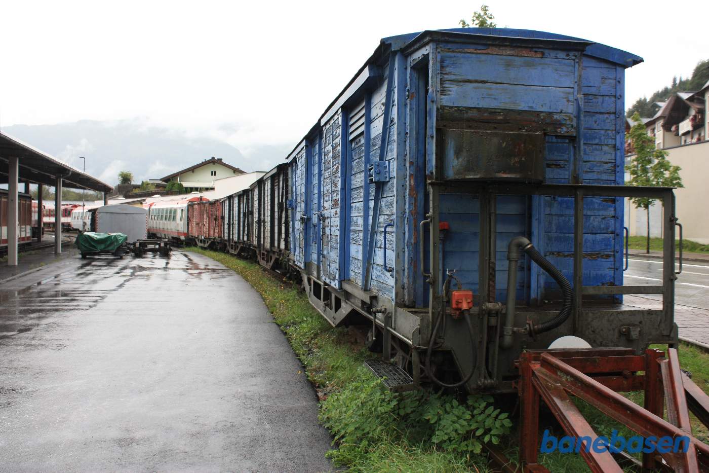 En række godsvogne mv. i sidesporet