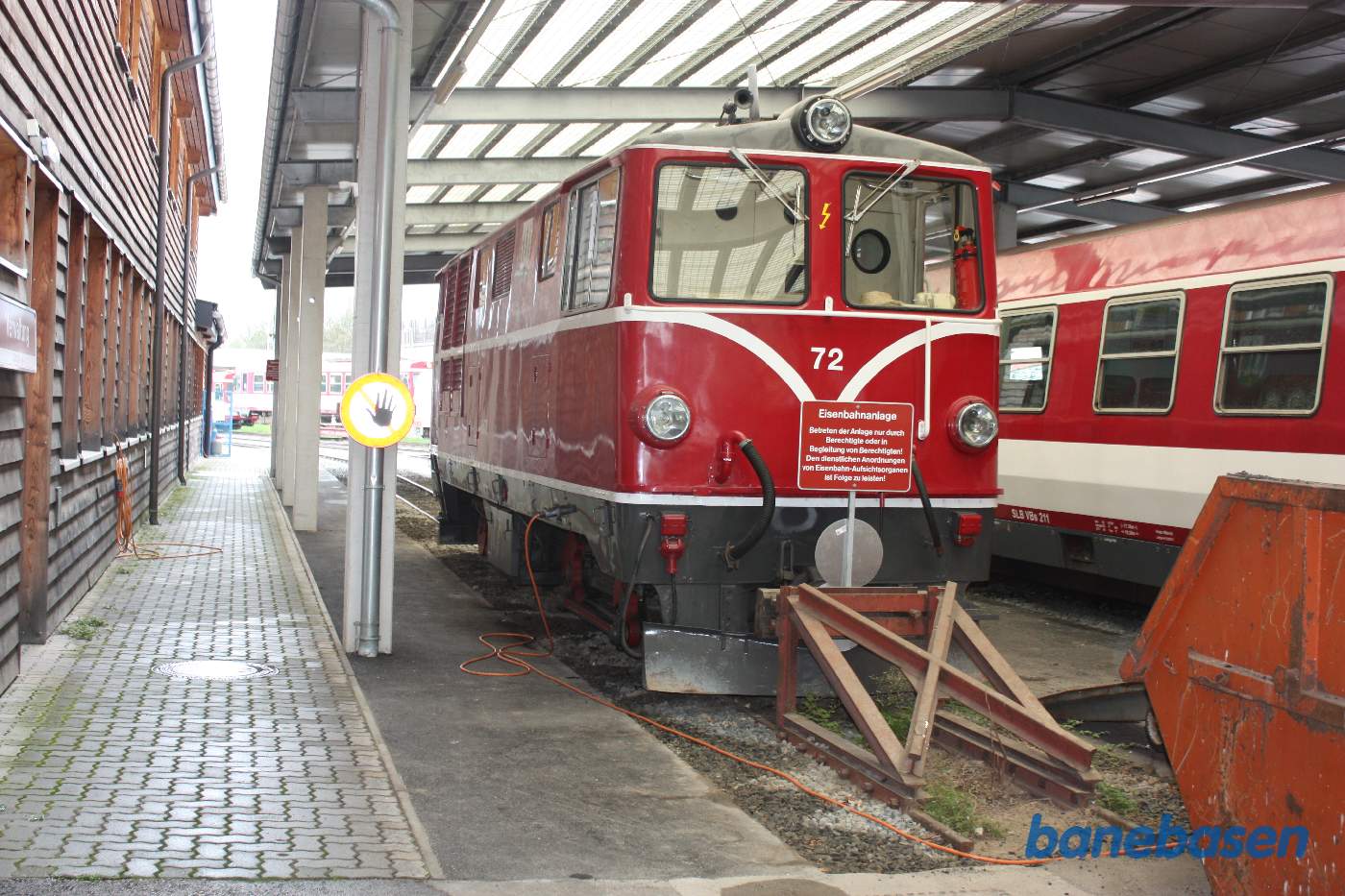 Et diesellokomotiv inde under halvtaget