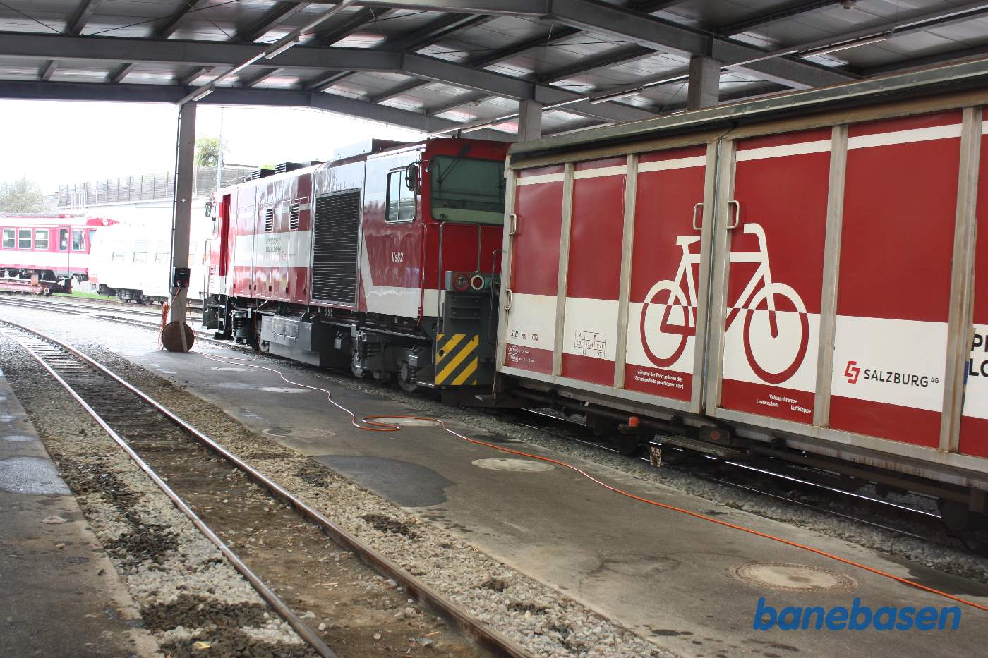 Et diesellokomotiv og en cykelvogn inde under halvtaget