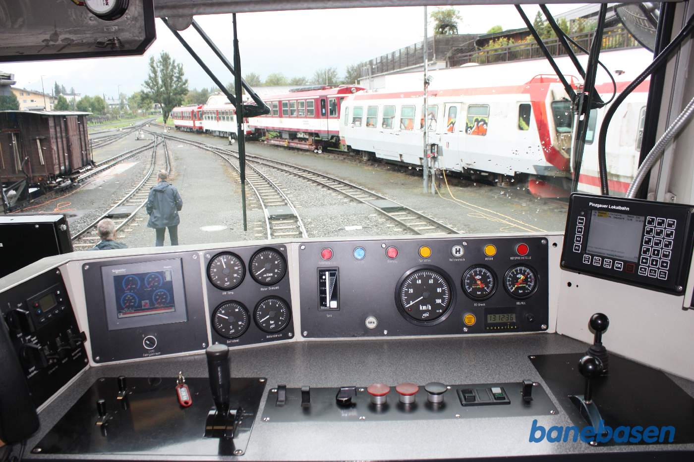 Billede af førerrummet inde i diesellokomotivet