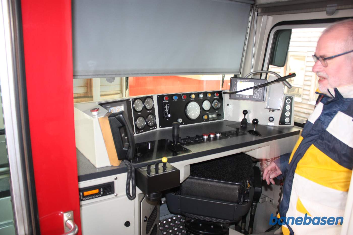 Billede af førerrummet inde i diesellokomotivet
