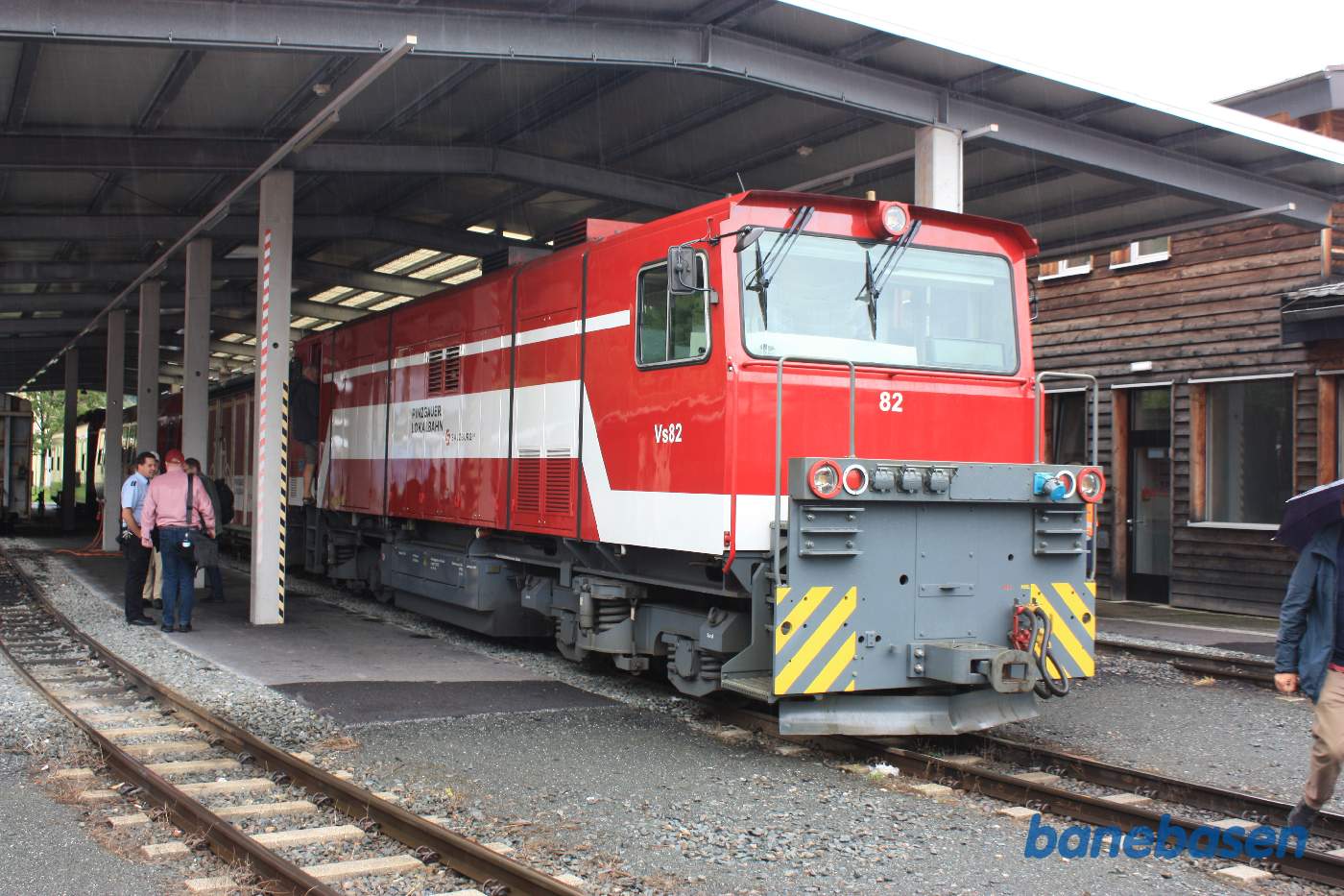 Et diesellokomotiv inde under halvtaget