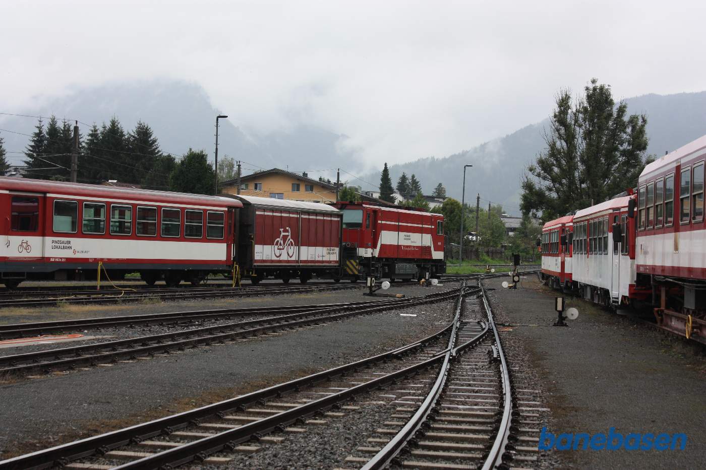 Et andet diesellokomotiv med cykelvogn og personvogn