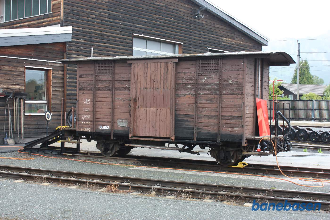 En gammel godsvogn står lige udenfor værkstedet