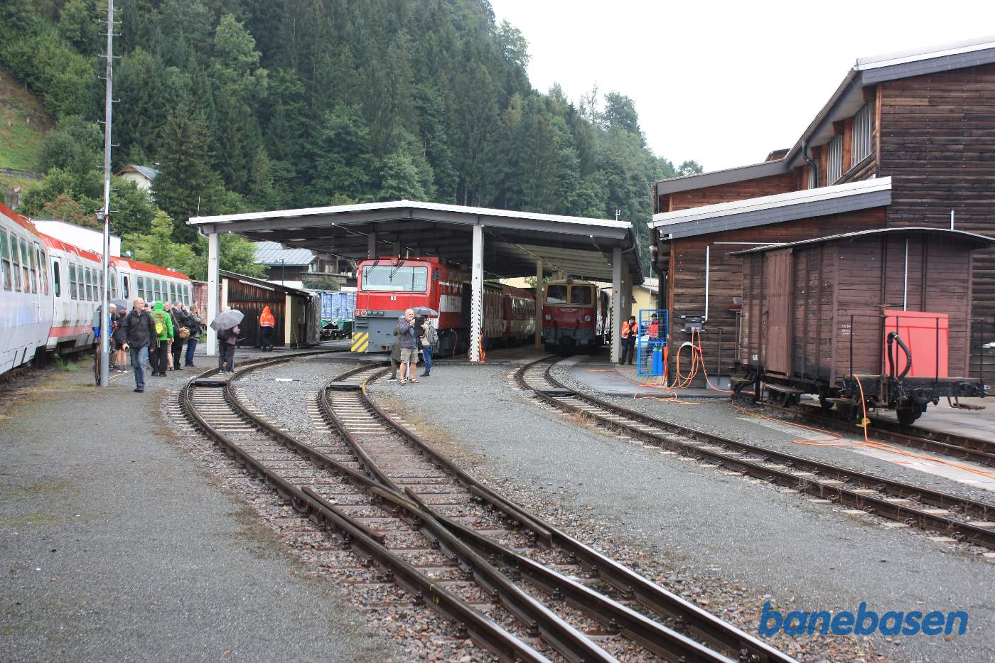 Et vue af området med halvtag lige udenfor remisen, gæsterne har travlt med at fotografere