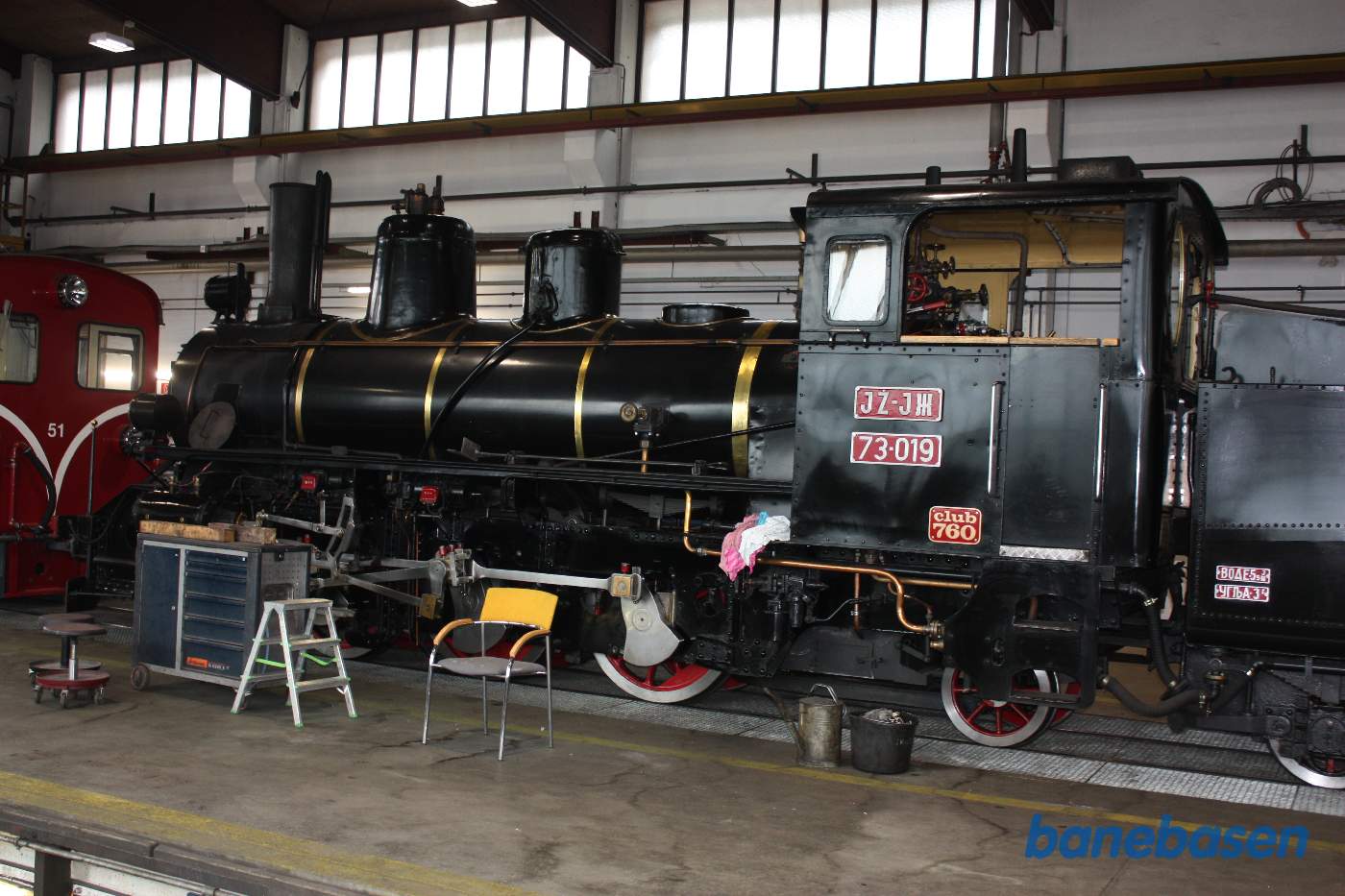 Inde i værkstedet står bl.a. et damplokomotiv, som der arbejdes på