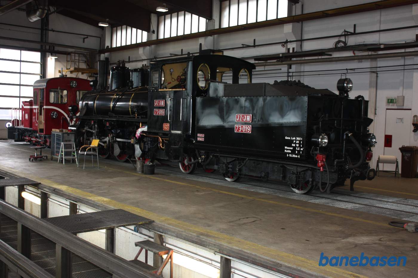 Inde i værkstedet står bl.a. et damplokomotiv, som der arbejdes på