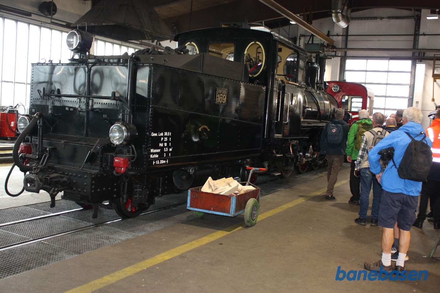 Her er et andet damplokomotiv der beundres af gæsterne