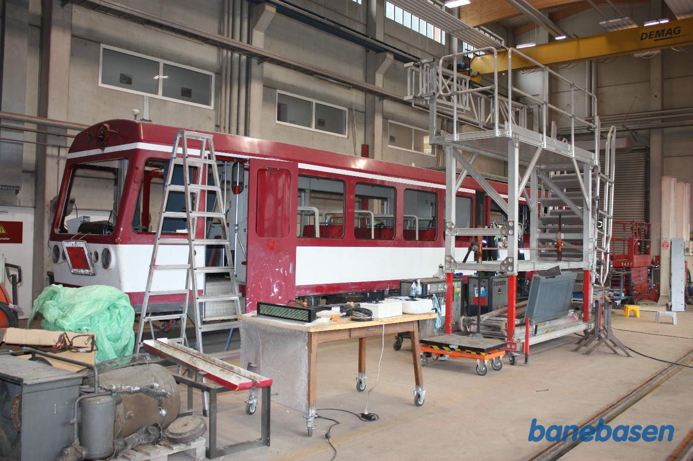 En motorvogn under restaurering inde i værkstedet