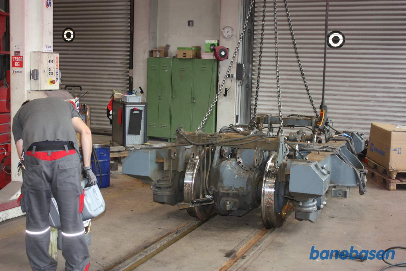 En motorvognsbogie står klar i værkstedssporet