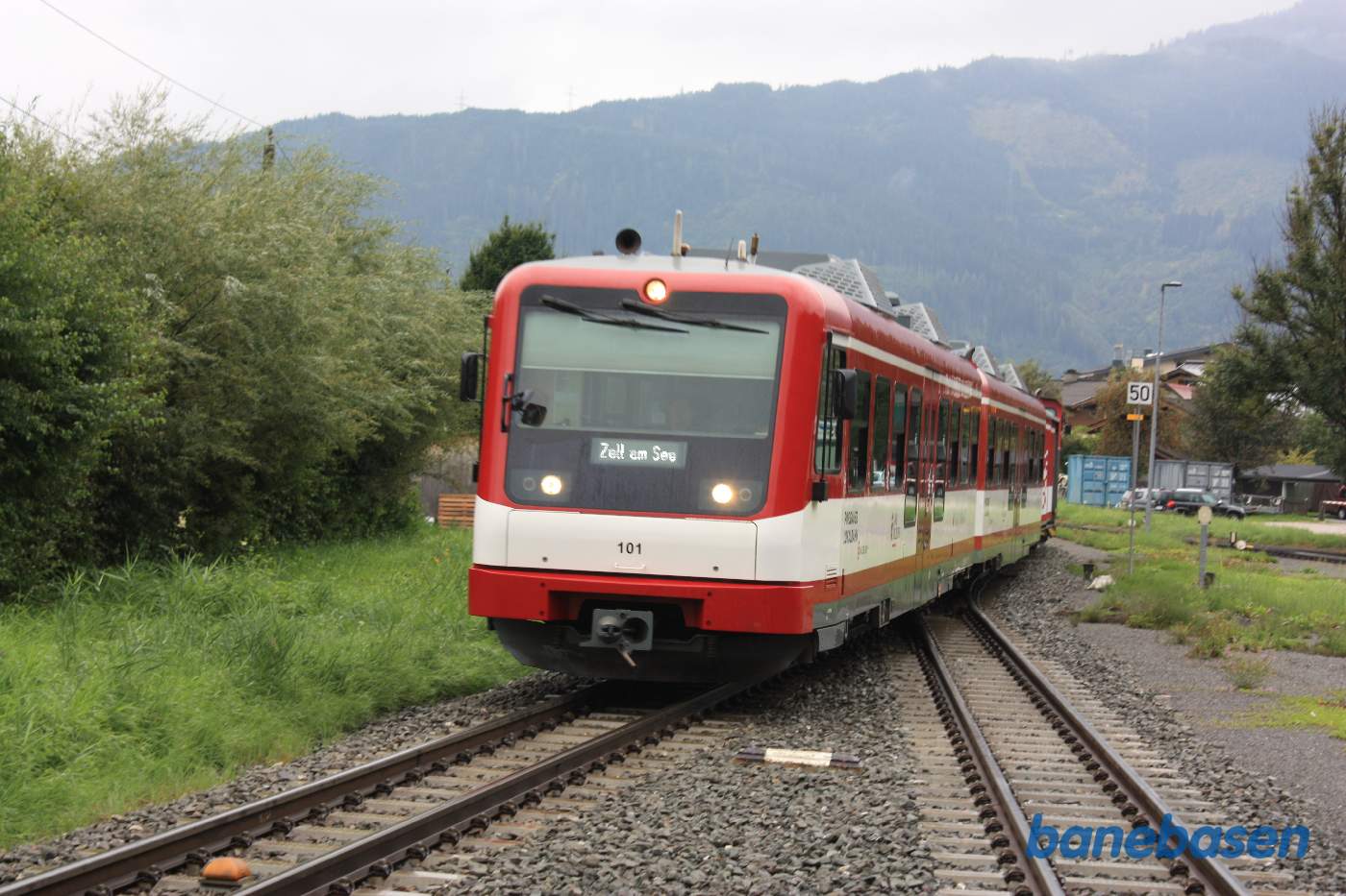 Persontog til Zell am See på vej ind på stationen - det skal vi med