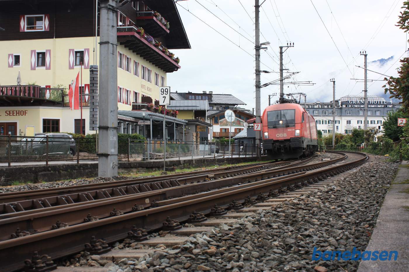 Et persontog på vej ind på stationen