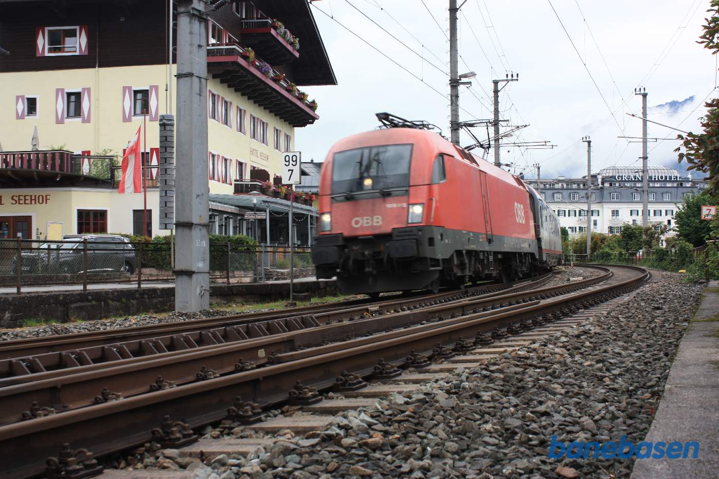 Et persontog på vej ind på stationen