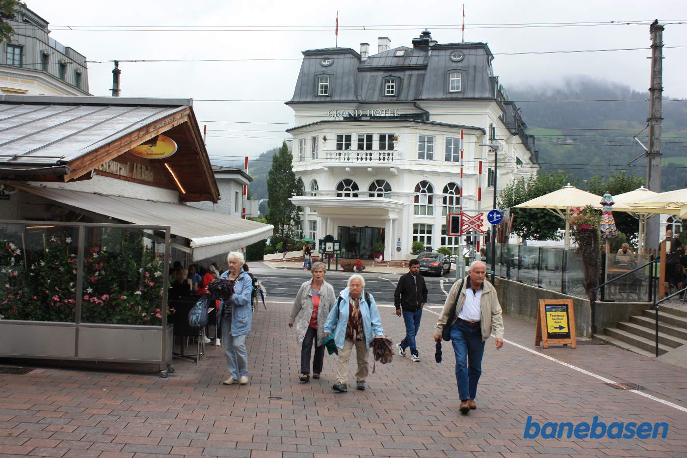 Ved Grand Hotel er der også en overkørsel