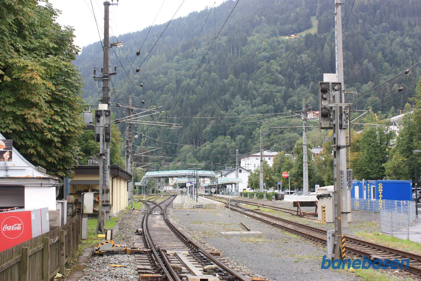 Et vue ind over stationsområdet, stationsbygningen til højre i billedet