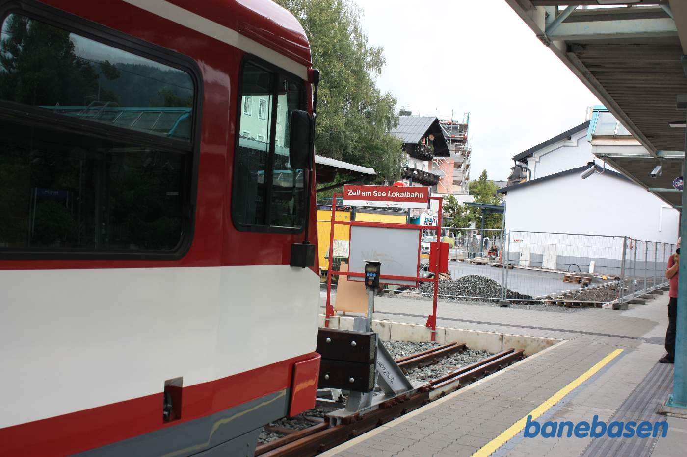 Et lokaltog holder ved perron