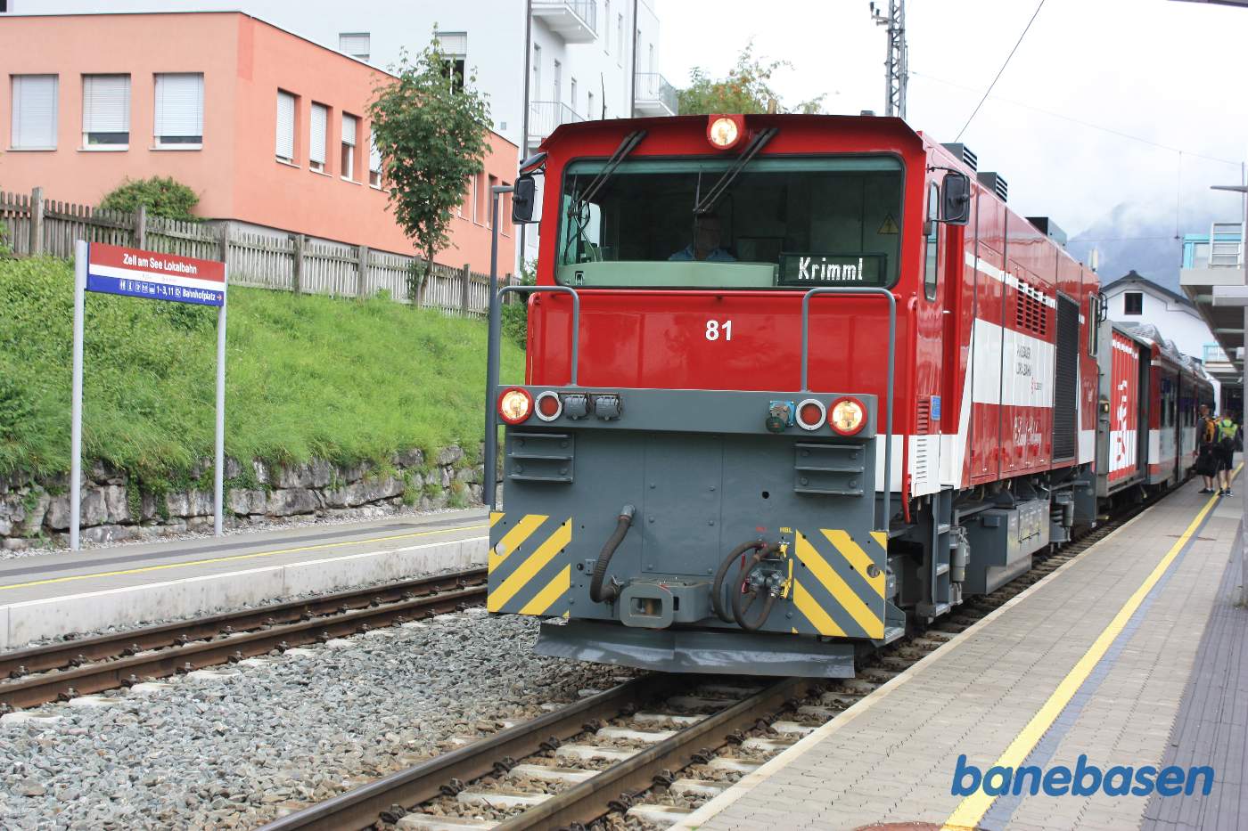 Et lokaltog holder ved perron