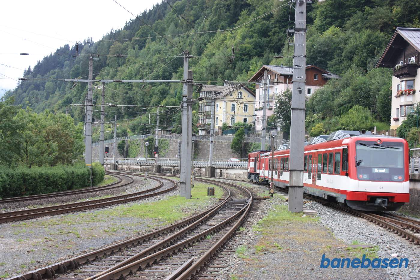 Et lokaltog på vej ud af stationen mod Krimml, dvs. det sidste stykke er lukket efter skybrud, hvor banen er beskadiget