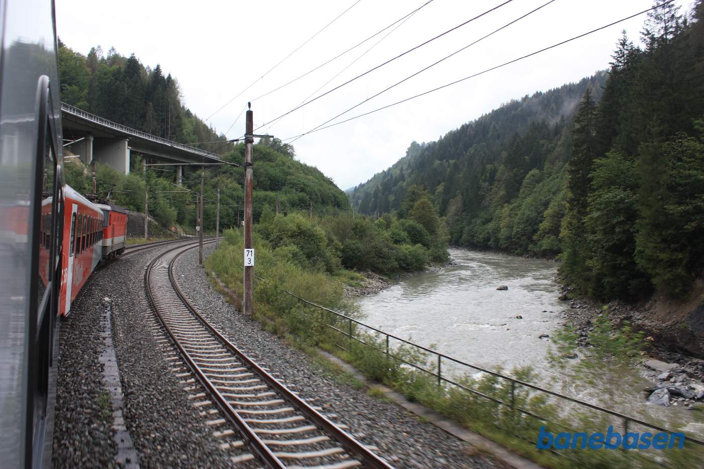 Toget kører langs floden et sted mellem Zell am See og Werfen