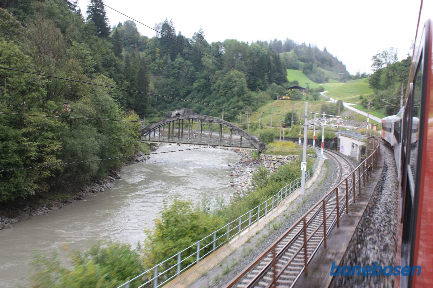 Toget kører langs floden et sted mellem Zell am See og Werfen, tunnel længere fremme
