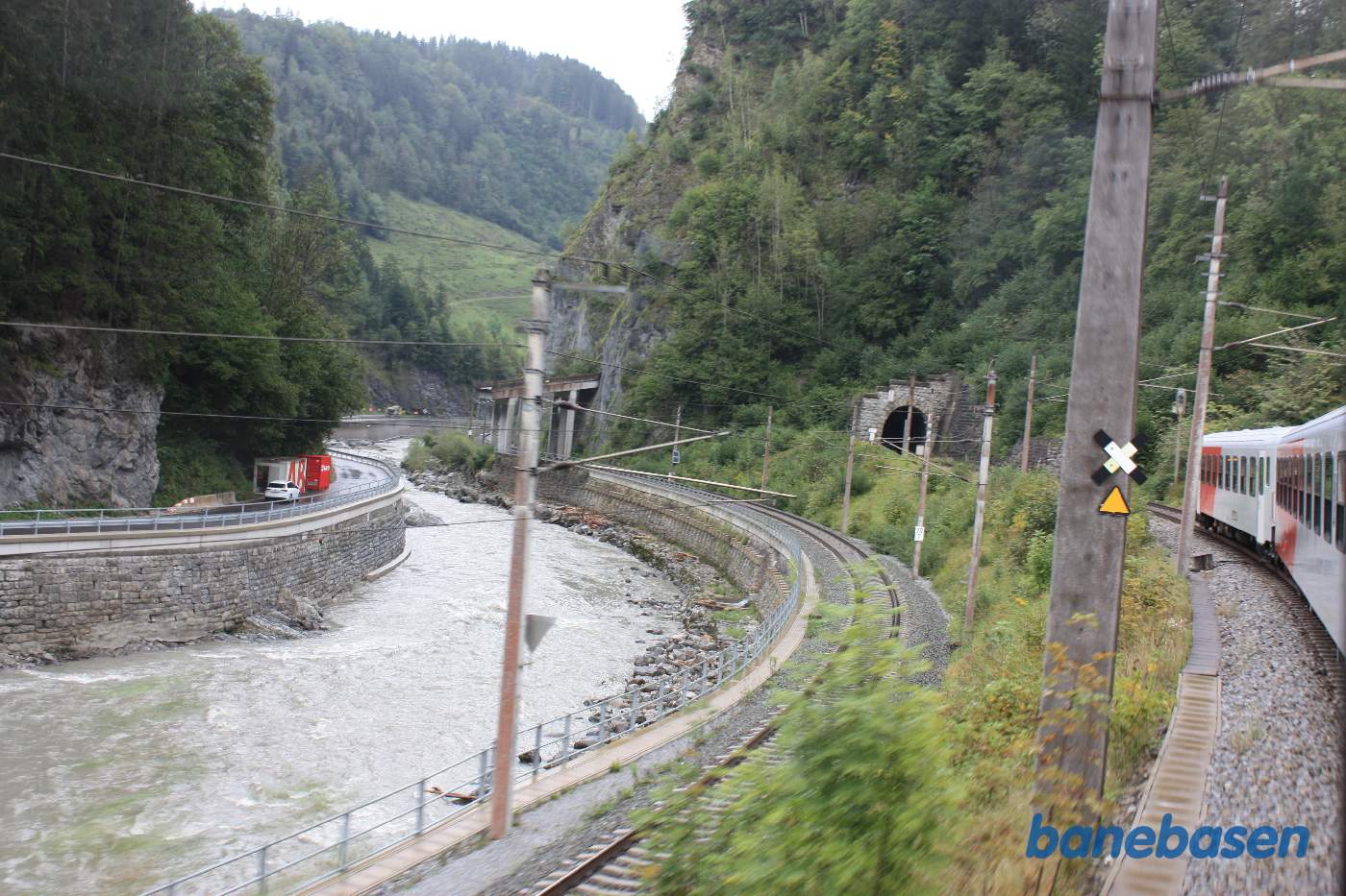 Toget kører langs floden et sted mellem Zell am See og Werfen, tunnel længere fremme