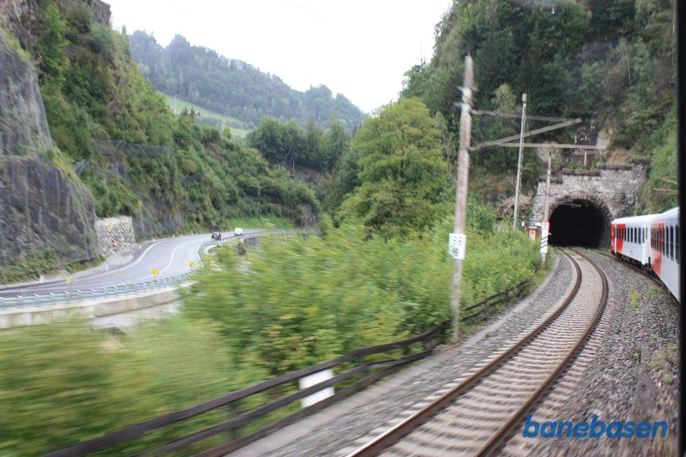 Toget kører langs floden et sted mellem Zell am See og Werfen, tunnel lige fremme