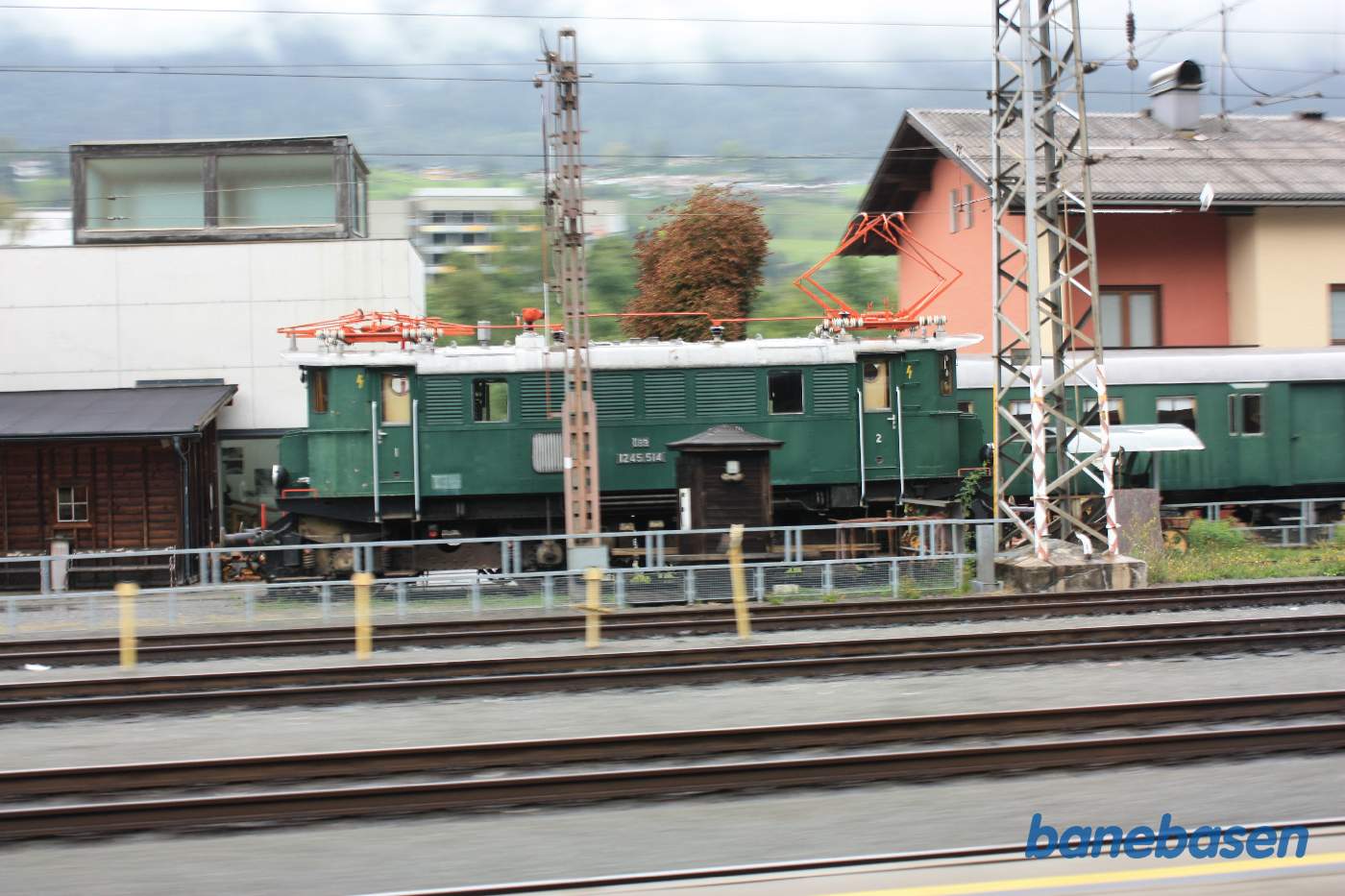 Et ændre elektrisk lokomotiv i sidesporet