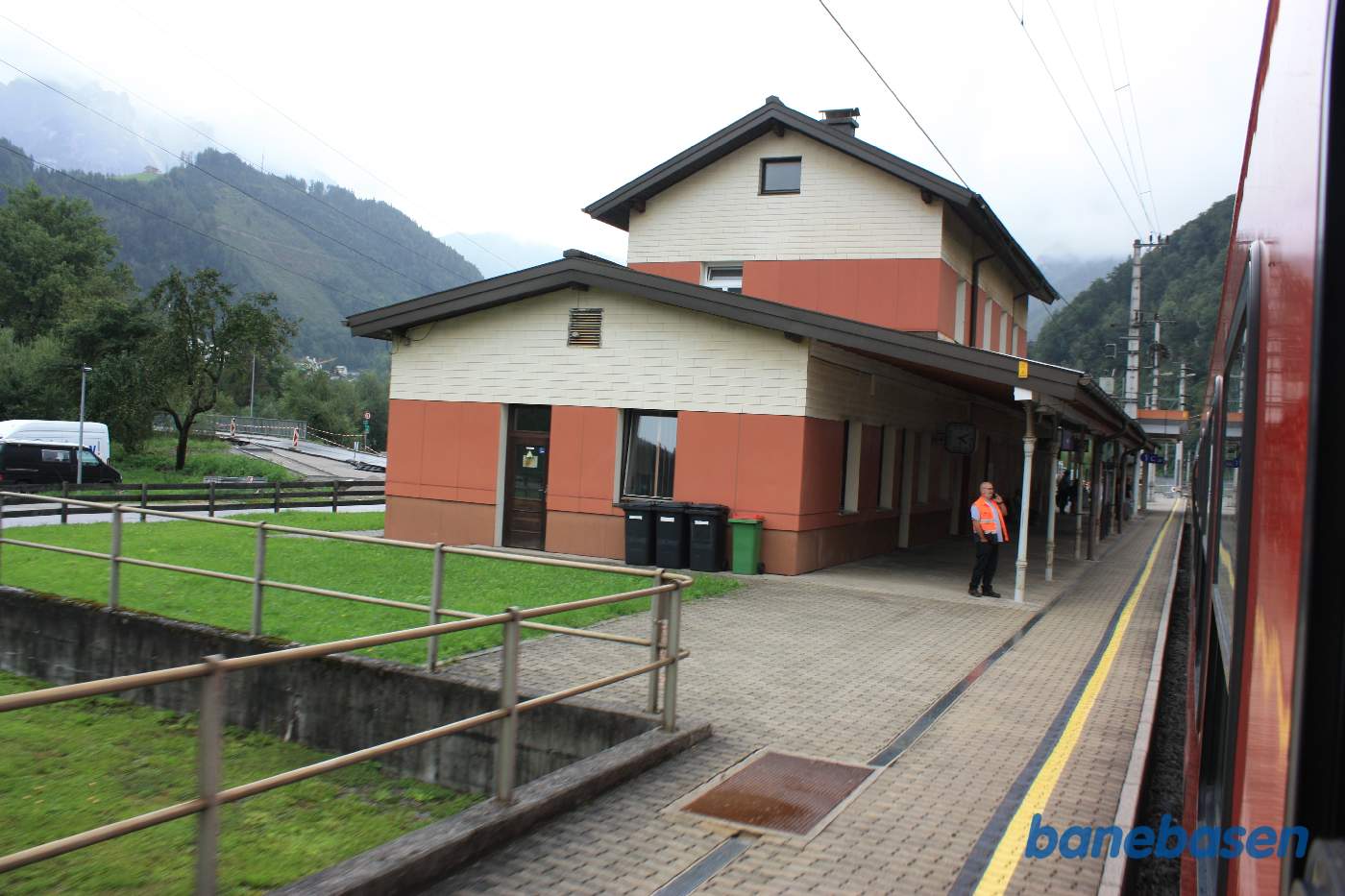 Toget holder ved perron i Werfen