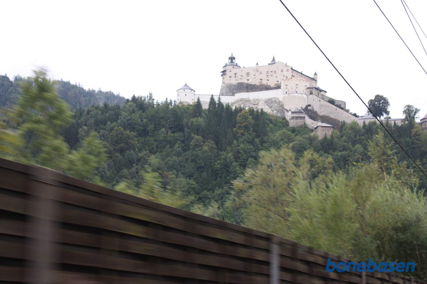 På vej ud af stationen får vi et kort glimt af borgen på bjergtoppen, kendt fra filmen "Ørneborgen"