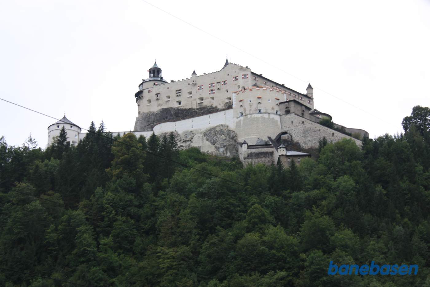 På vej ud af stationen får vi et kort glimt af borgen på bjergtoppen, kendt fra filmen "Ørneborgen"