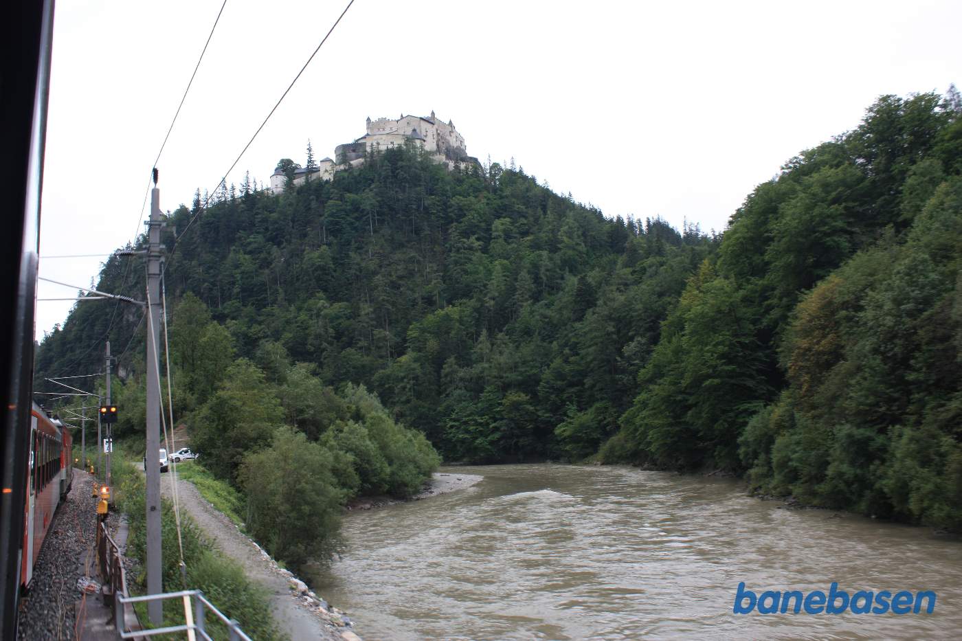 På vej ud af stationen får vi et kort glimt af borgen på bjergtoppen, kendt fra filmen "Ørneborgen"