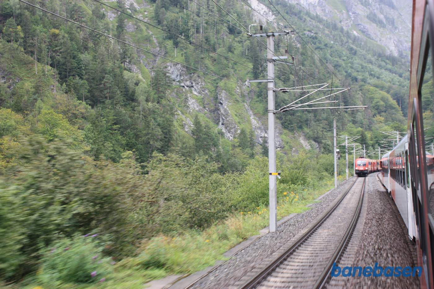 Modkørende tog i det andet spor